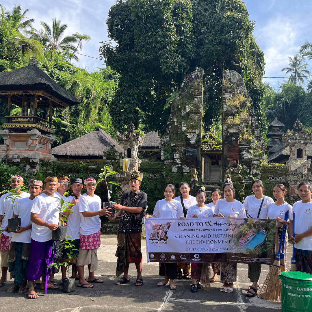 Mereresik dan menanam pohon di Pura Gunung Kawi Sebatu