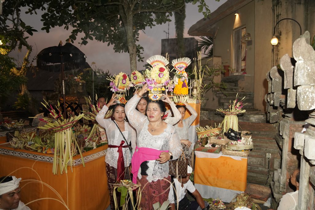 Piodalan, Melaspas, dan Mapadagingan di Puri Gangga Resort: Menjaga Keharmonisan dan Kesucian dalam Tradisi Bali