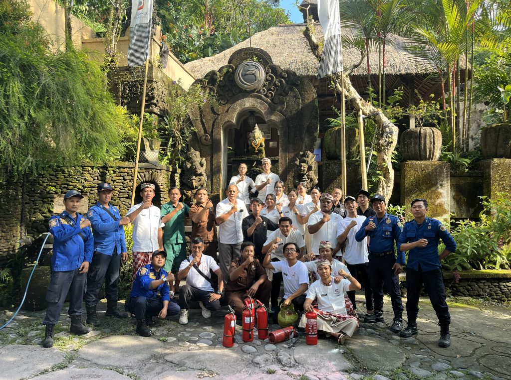 Pelatihan pemadam Kebakaran di puri Gangga Resort