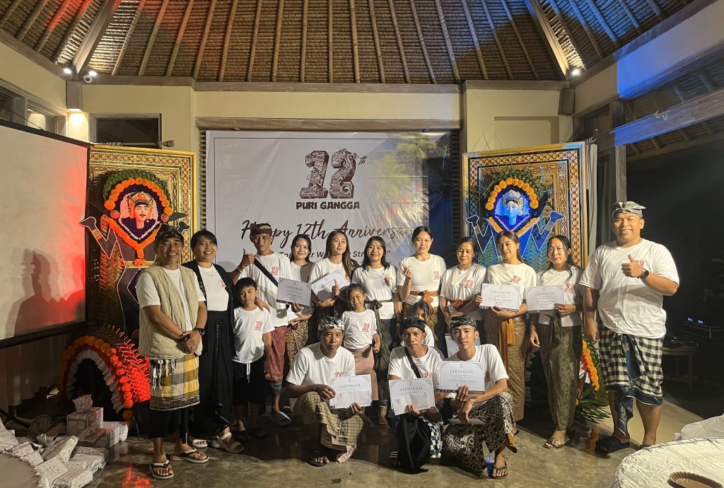 Pembagian award kepada staff Puri Gangga Resort