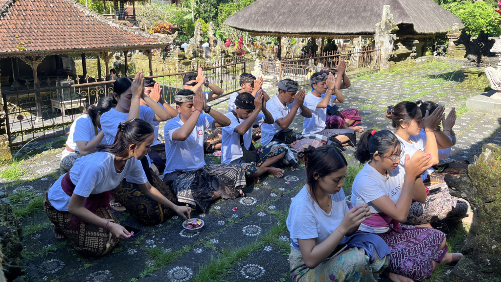 Sembahyang bersama di Pura Gunung Kawi Sebatu